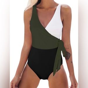 CUPSHE One Piece Wrap Color Block Tie
Side Swimsuit Size Medium NWT